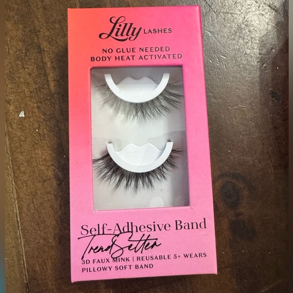 Lilly lashes
Trendsetter
SELF-ADHESIVE
Natural Volume + Medium Length - Picture 7 of 7